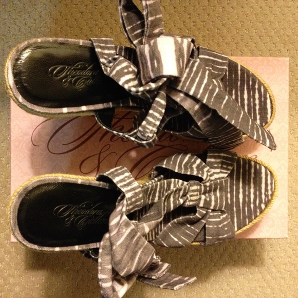 Theodora & Callum for Stuart Weitzman - Picture 3 of 7